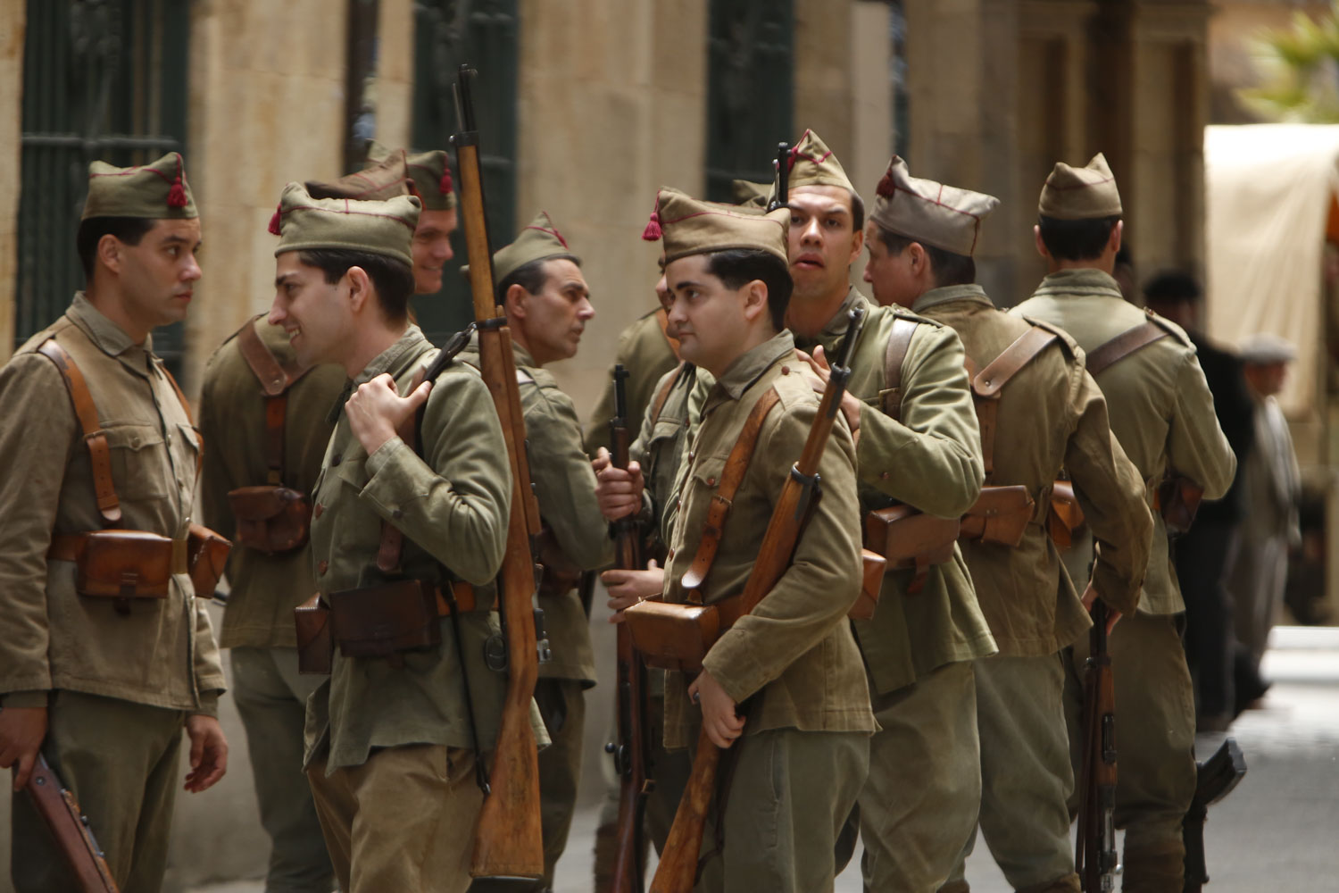 Fotos: Las tropas nacionales toman la Plaza Mayor de Salamanca durante elrodaje de Amenábar