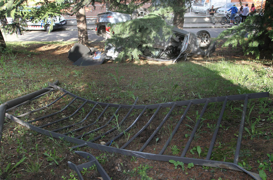 Fotos: Un coche se precipita en la pasarela Cardenal Cisneros