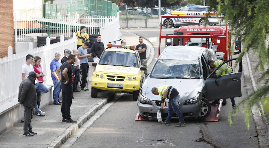 Fotos: Un coche se precipita en la pasarela Cardenal Cisneros