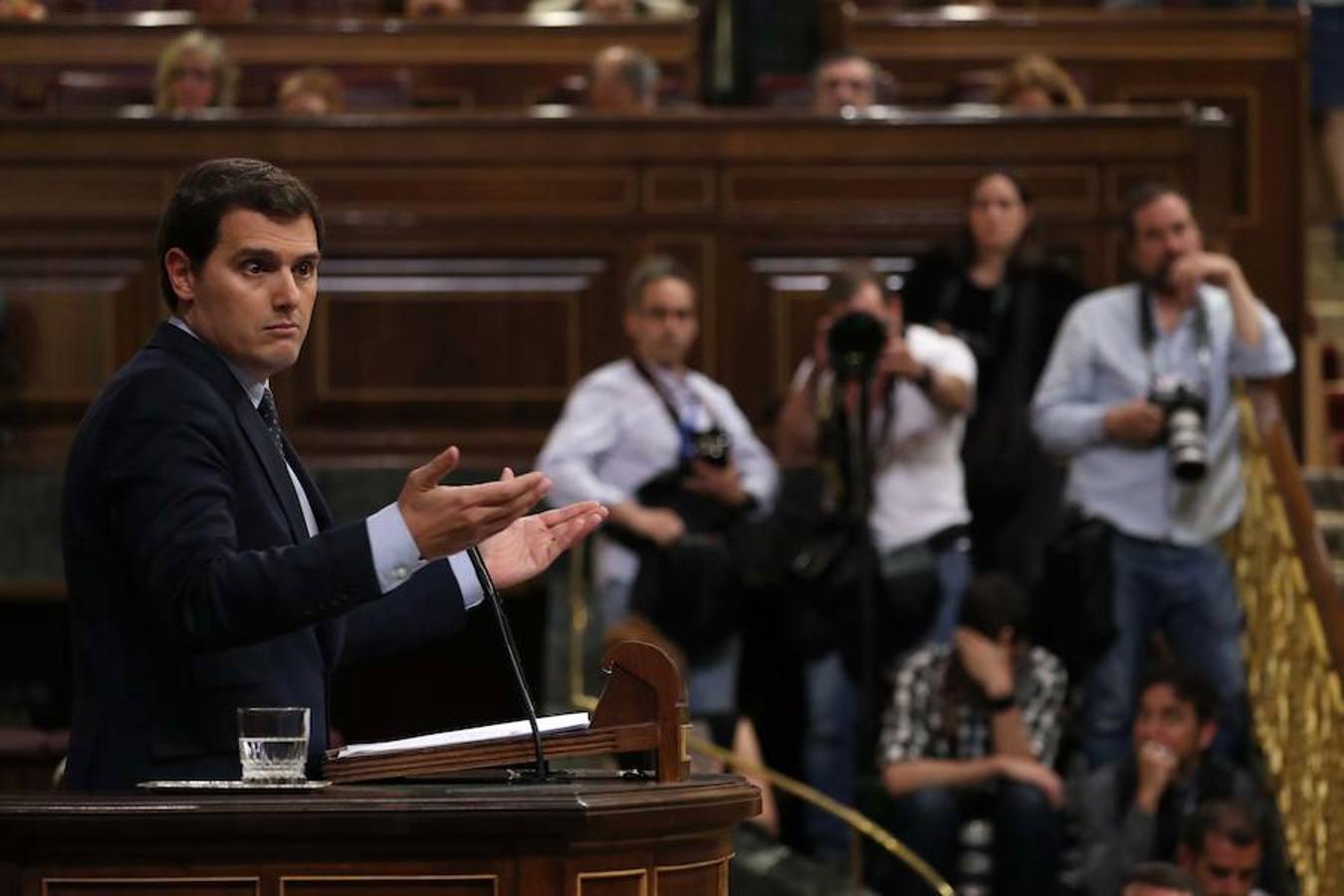 El PNV facilita el éxito de la moción y Pedro Sánchez se hace con la Presidencia del Gobierno.