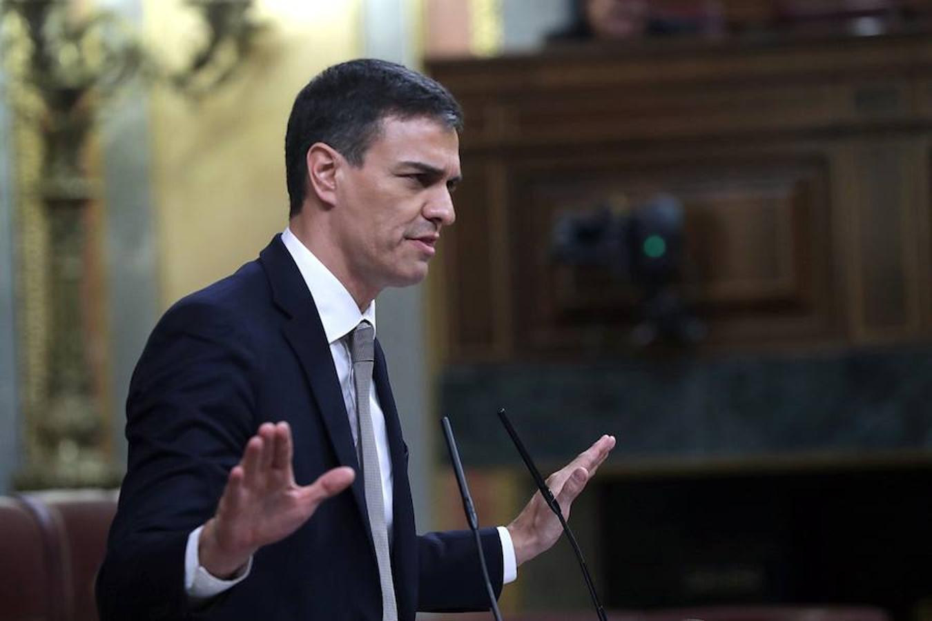 El PNV facilita el éxito de la moción y Pedro Sánchez se hace con la Presidencia del Gobierno.