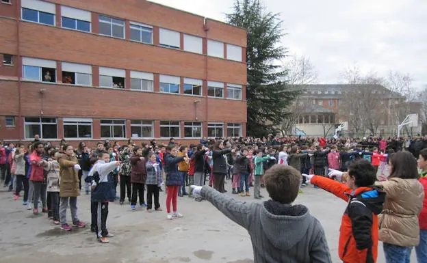 Escolares del León Felipe, en el patio del colegio durante un acto por el Día de la Paz. 