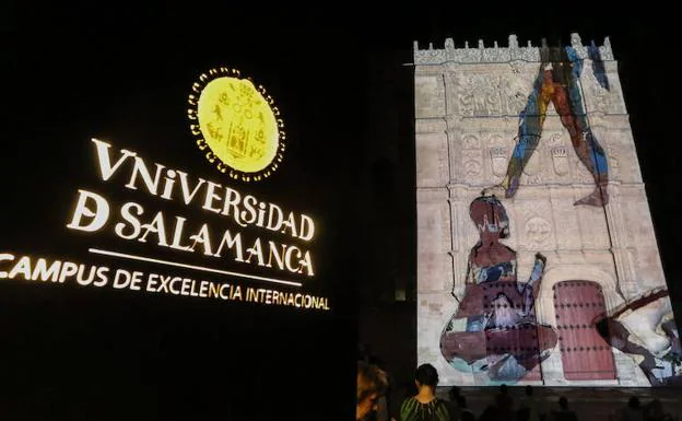 Proyección sobre la fachada de la Universidad en el Festivel de 2017.