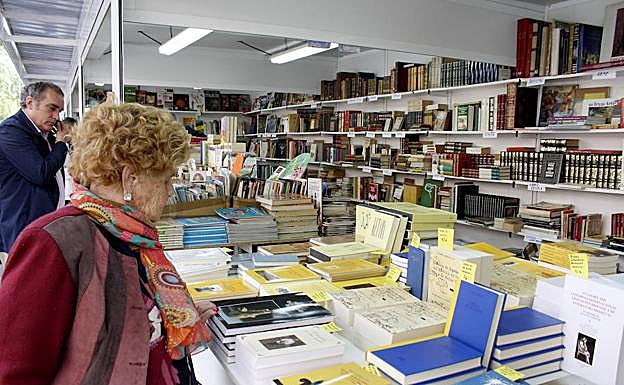 Una vecina ojea uno de los 60.000 libros disponibles en la feria. 
