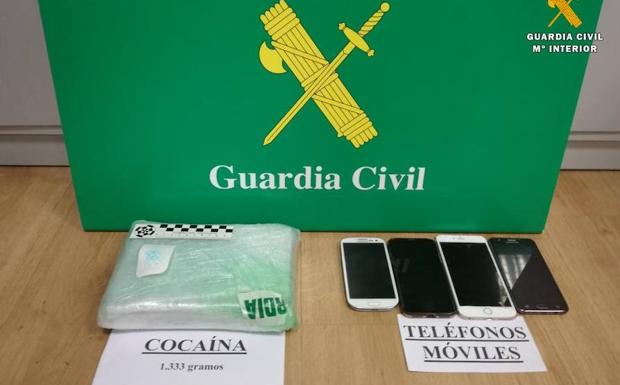 Cocaína y teléfonos móviles intervenidos. 