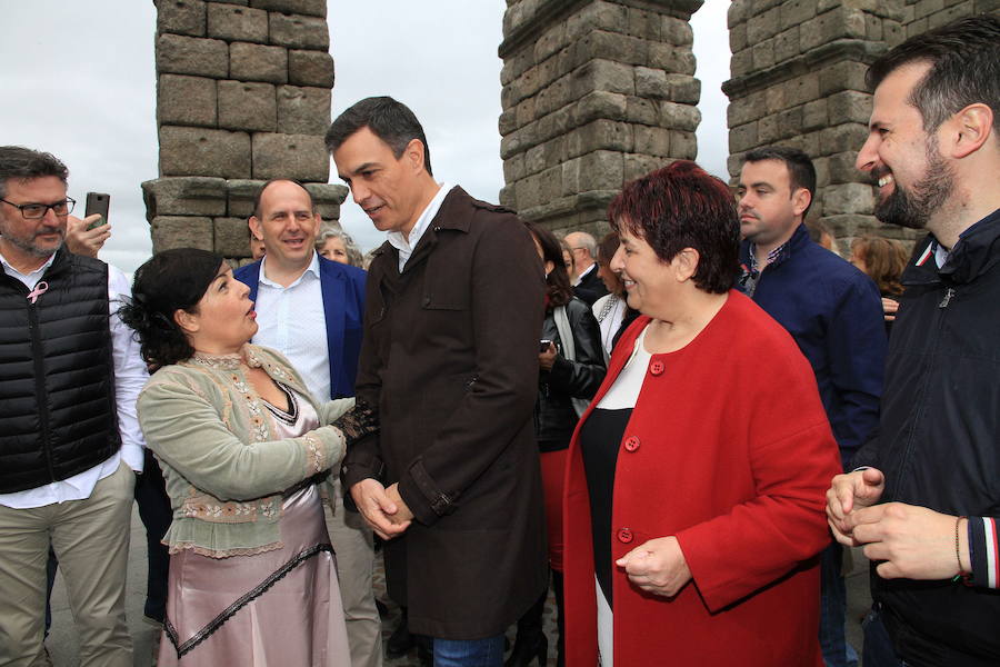 Pedro Sánchez, acompañado de la alcaldesa de Segovia (de rojo), en su reciente visita a Segovia con motivo de Titirimundi. 