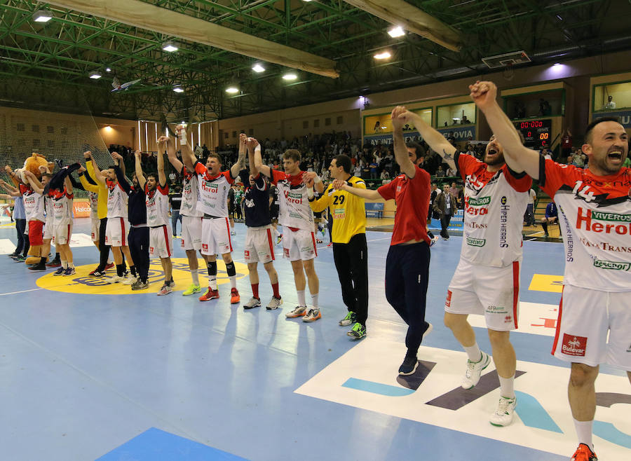 Fotos: Balonmano Nava a un paso del ascenso tras la victoria ante Alarcos (27-24)