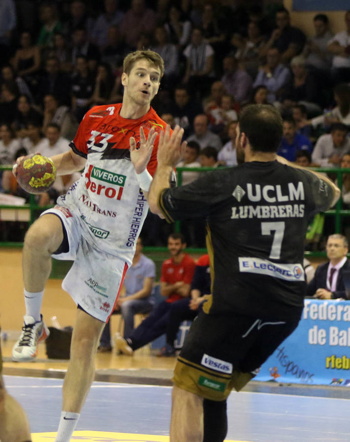 Fotos: Balonmano Nava a un paso del ascenso tras la victoria ante Alarcos (27-24)