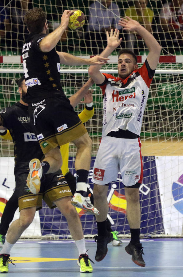 Fotos: Balonmano Nava a un paso del ascenso tras la victoria ante Alarcos (27-24)