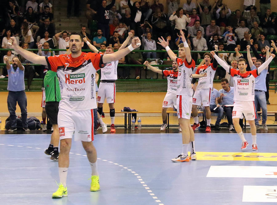 Fotos: Balonmano Nava a un paso del ascenso tras la victoria ante Alarcos (27-24)