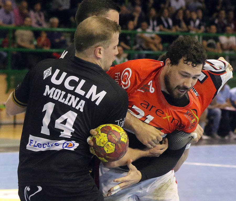 Fotos: Balonmano Nava a un paso del ascenso tras la victoria ante Alarcos (27-24)