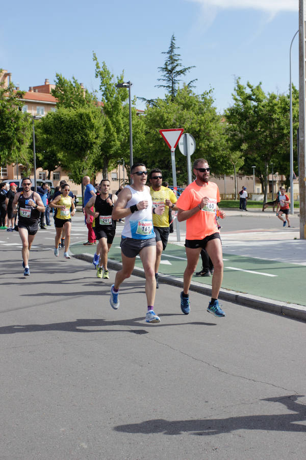 El triatleta vasco Gorka Lucena y la salmantina Lourdes Lobato se han impuesto en el XXI Cross Policía Local de Salamanca que se ha celebrado sobre un recorrido de algo más de 9 kilómetros