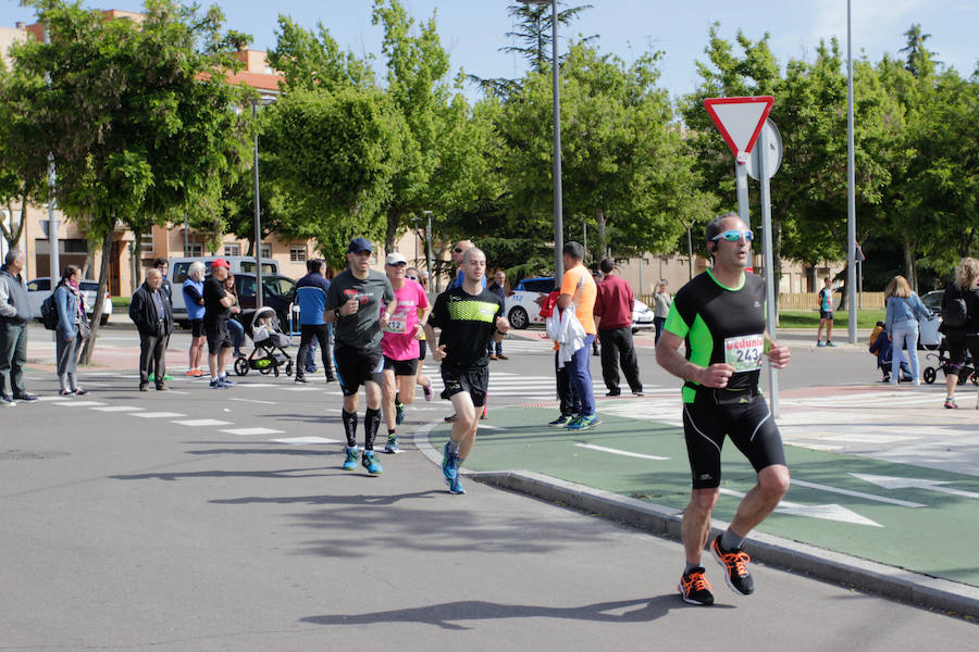 El triatleta vasco Gorka Lucena y la salmantina Lourdes Lobato se han impuesto en el XXI Cross Policía Local de Salamanca que se ha celebrado sobre un recorrido de algo más de 9 kilómetros