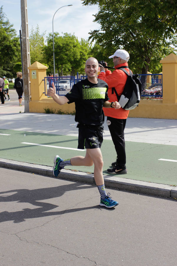 El triatleta vasco Gorka Lucena y la salmantina Lourdes Lobato se han impuesto en el XXI Cross Policía Local de Salamanca que se ha celebrado sobre un recorrido de algo más de 9 kilómetros