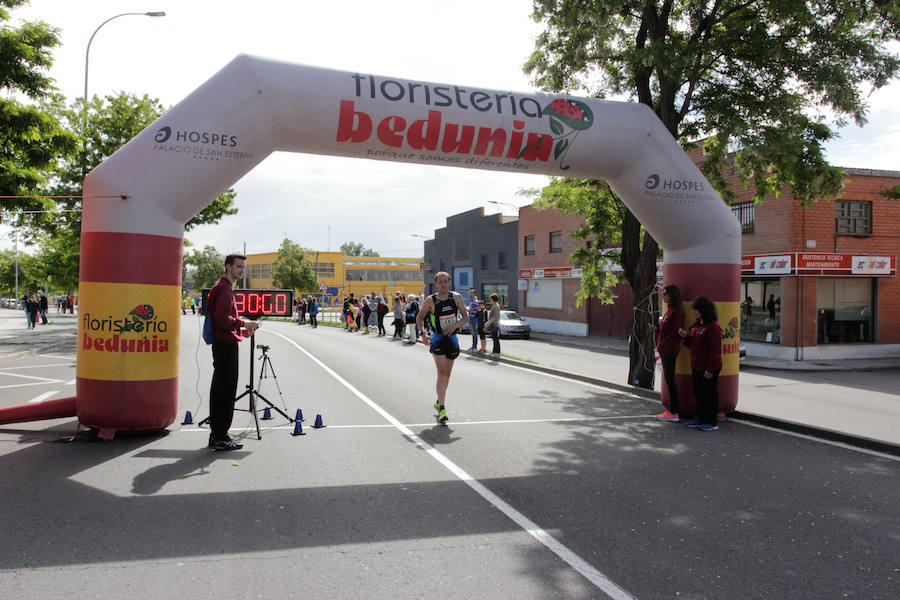 El triatleta vasco Gorka Lucena y la salmantina Lourdes Lobato se han impuesto en el XXI Cross Policía Local de Salamanca que se ha celebrado sobre un recorrido de algo más de 9 kilómetros