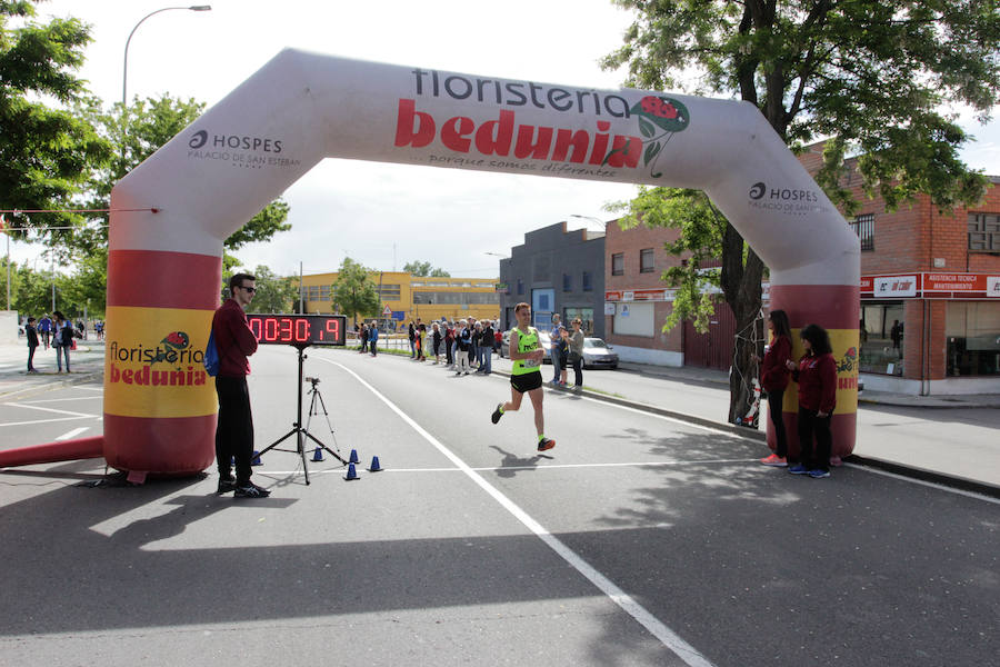 El triatleta vasco Gorka Lucena y la salmantina Lourdes Lobato se han impuesto en el XXI Cross Policía Local de Salamanca que se ha celebrado sobre un recorrido de algo más de 9 kilómetros