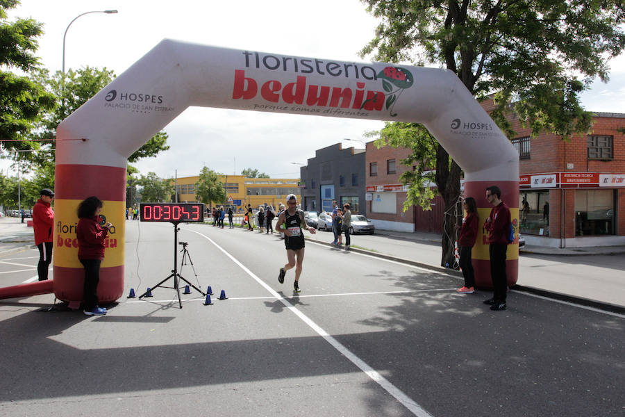 El triatleta vasco Gorka Lucena y la salmantina Lourdes Lobato se han impuesto en el XXI Cross Policía Local de Salamanca que se ha celebrado sobre un recorrido de algo más de 9 kilómetros