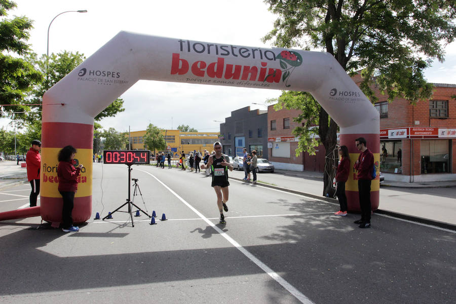 El triatleta vasco Gorka Lucena y la salmantina Lourdes Lobato se han impuesto en el XXI Cross Policía Local de Salamanca que se ha celebrado sobre un recorrido de algo más de 9 kilómetros