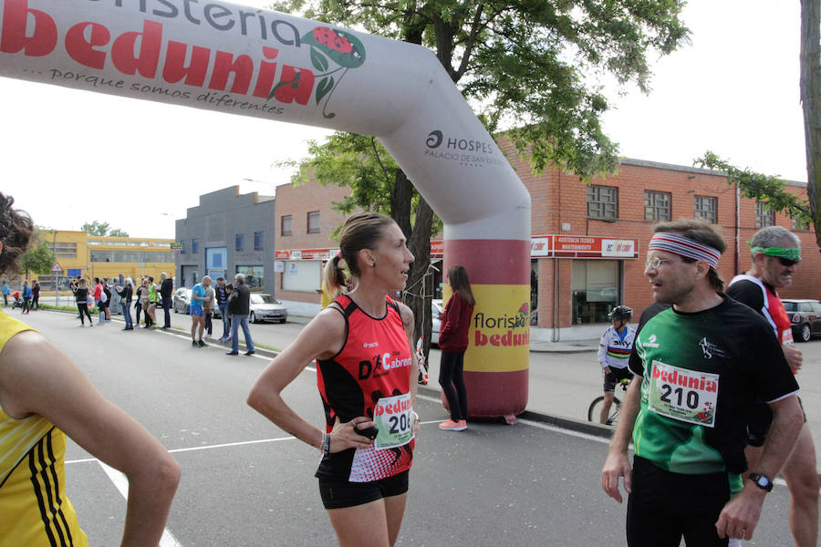 El triatleta vasco Gorka Lucena y la salmantina Lourdes Lobato se han impuesto en el XXI Cross Policía Local de Salamanca que se ha celebrado sobre un recorrido de algo más de 9 kilómetros