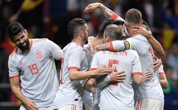 Los jugadores de la selección celebran un gol.