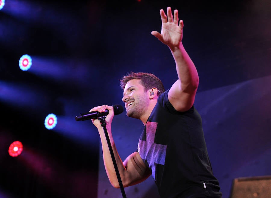 Corearon sus canciones en el concierto que dio este sábado en la Feria de Muestras de Valladolid. Levantó los ánimos de sus seguidores desde que pisó el escenario. 