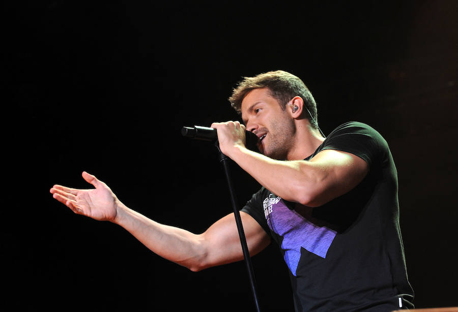 Corearon sus canciones en el concierto que dio este sábado en la Feria de Muestras de Valladolid. Levantó los ánimos de sus seguidores desde que pisó el escenario. 