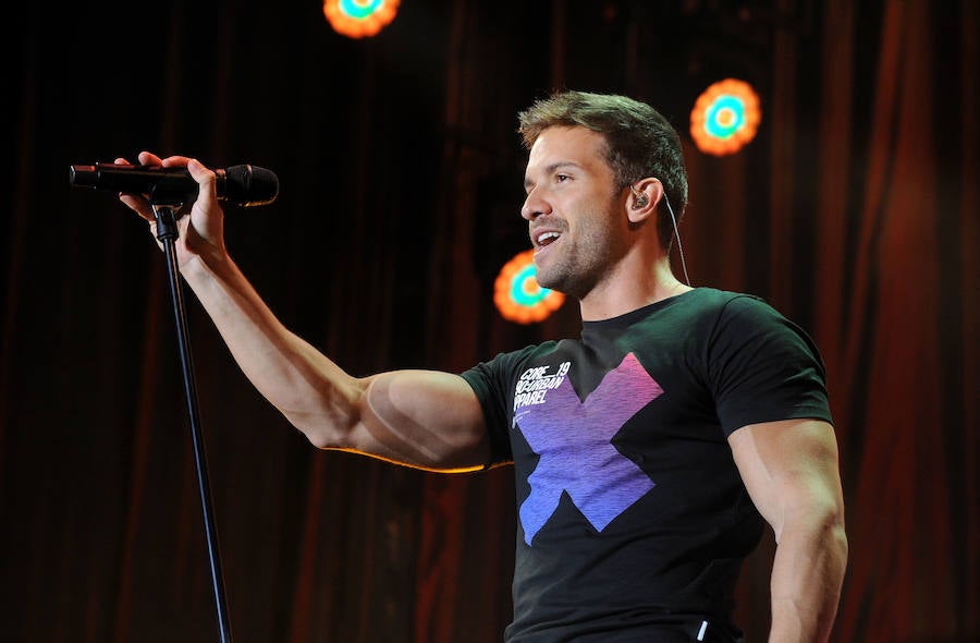 Corearon sus canciones en el concierto que dio este sábado en la Feria de Muestras de Valladolid. Levantó los ánimos de sus seguidores desde que pisó el escenario. 