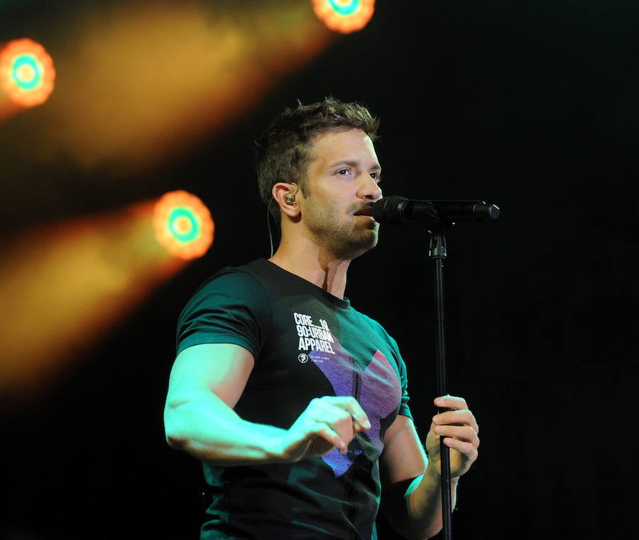 Corearon sus canciones en el concierto que dio este sábado en la Feria de Muestras de Valladolid. Levantó los ánimos de sus seguidores desde que pisó el escenario. 