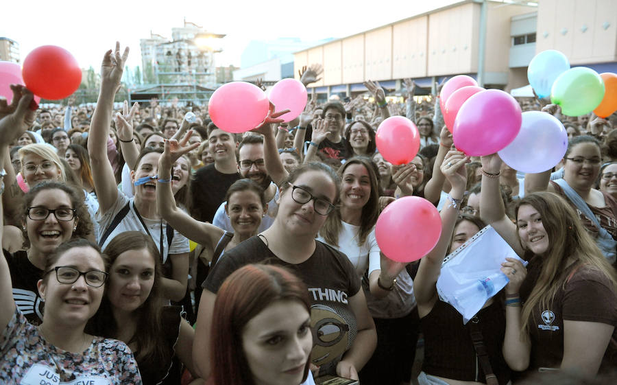 Corearon sus canciones en el concierto que dio este sábado en la Feria de Muestras de Valladolid. Levantó los ánimos de sus seguidores desde que pisó el escenario. 