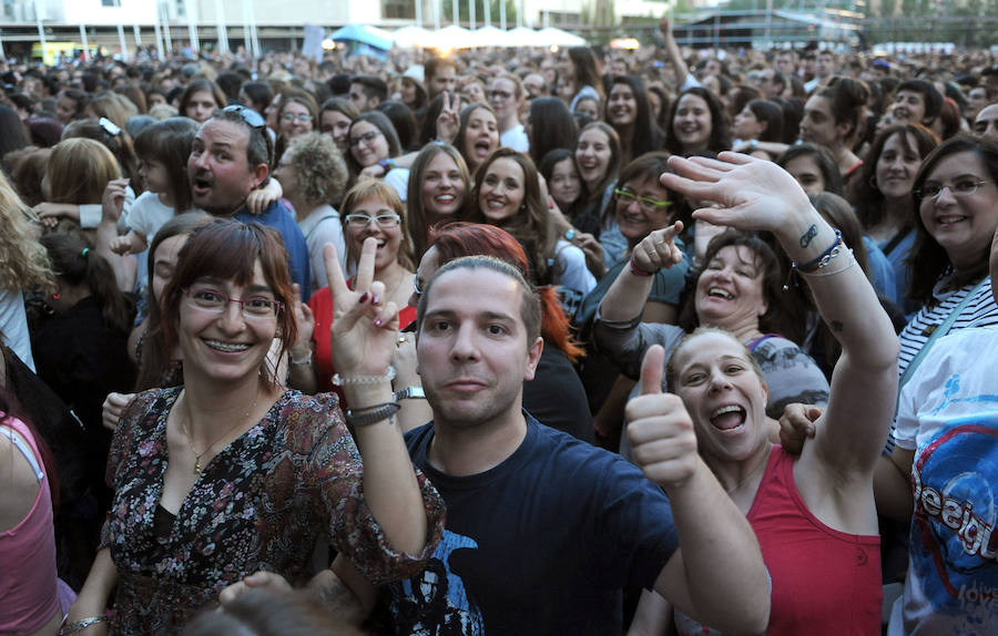 Corearon sus canciones en el concierto que dio este sábado en la Feria de Muestras de Valladolid. Levantó los ánimos de sus seguidores desde que pisó el escenario. 