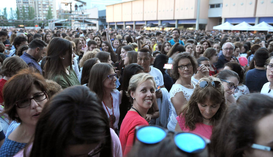Corearon sus canciones en el concierto que dio este sábado en la Feria de Muestras de Valladolid. Levantó los ánimos de sus seguidores desde que pisó el escenario. 