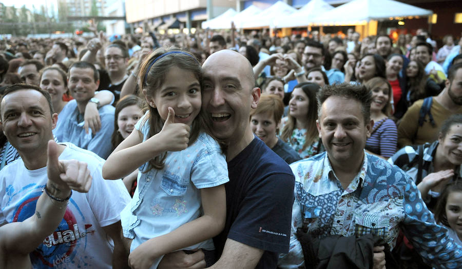 Corearon sus canciones en el concierto que dio este sábado en la Feria de Muestras de Valladolid. Levantó los ánimos de sus seguidores desde que pisó el escenario. 