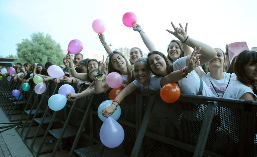 Corearon sus canciones en el concierto que dio este sábado en la Feria de Muestras de Valladolid. Levantó los ánimos de sus seguidores desde que pisó el escenario. 