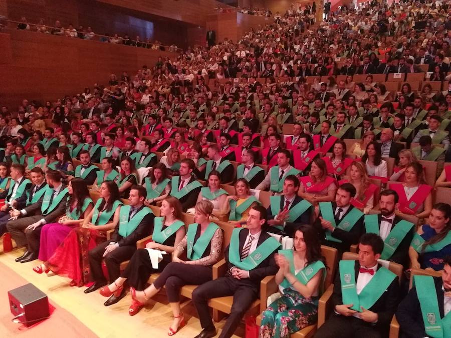 318 estudiantes de 17 titulaciones entre Grados y Másteres de la Universidad Europea Miguel de Cervantes (UEMC) de Valladolid, vivieron ayer con emoción la ceremonia de graduación. 