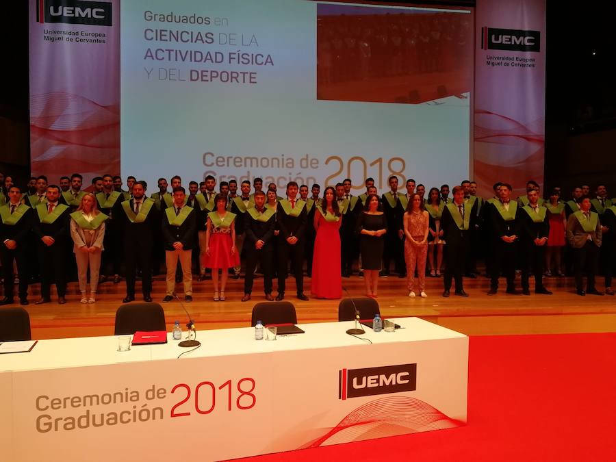 318 estudiantes de 17 titulaciones entre Grados y Másteres de la Universidad Europea Miguel de Cervantes (UEMC) de Valladolid, vivieron ayer con emoción la ceremonia de graduación. 