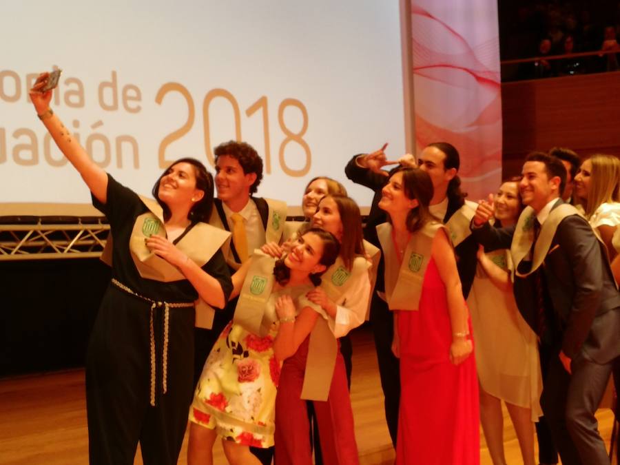 318 estudiantes de 17 titulaciones entre Grados y Másteres de la Universidad Europea Miguel de Cervantes (UEMC) de Valladolid, vivieron ayer con emoción la ceremonia de graduación. 