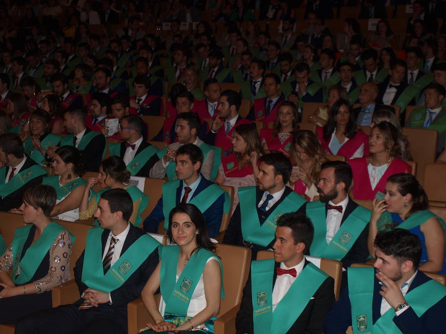 318 estudiantes de 17 titulaciones entre Grados y Másteres de la Universidad Europea Miguel de Cervantes (UEMC) de Valladolid, vivieron ayer con emoción la ceremonia de graduación. 