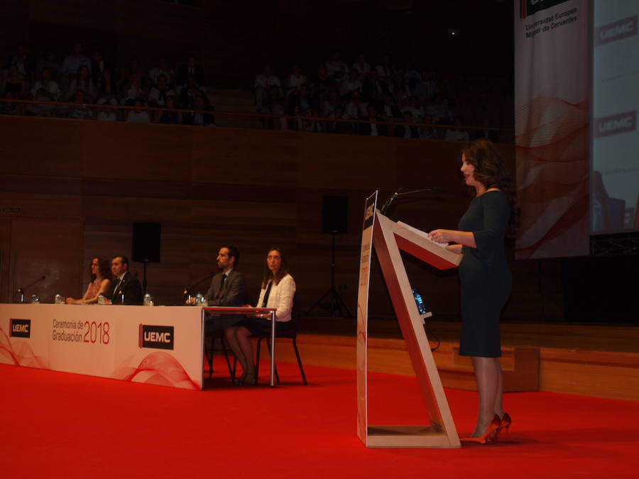 318 estudiantes de 17 titulaciones entre Grados y Másteres de la Universidad Europea Miguel de Cervantes (UEMC) de Valladolid, vivieron ayer con emoción la ceremonia de graduación. 
