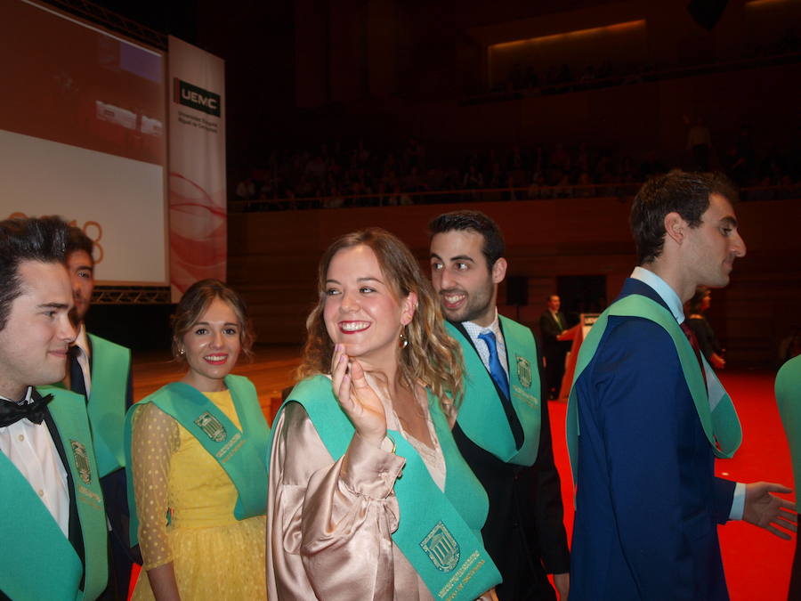 318 estudiantes de 17 titulaciones entre Grados y Másteres de la Universidad Europea Miguel de Cervantes (UEMC) de Valladolid, vivieron ayer con emoción la ceremonia de graduación. 