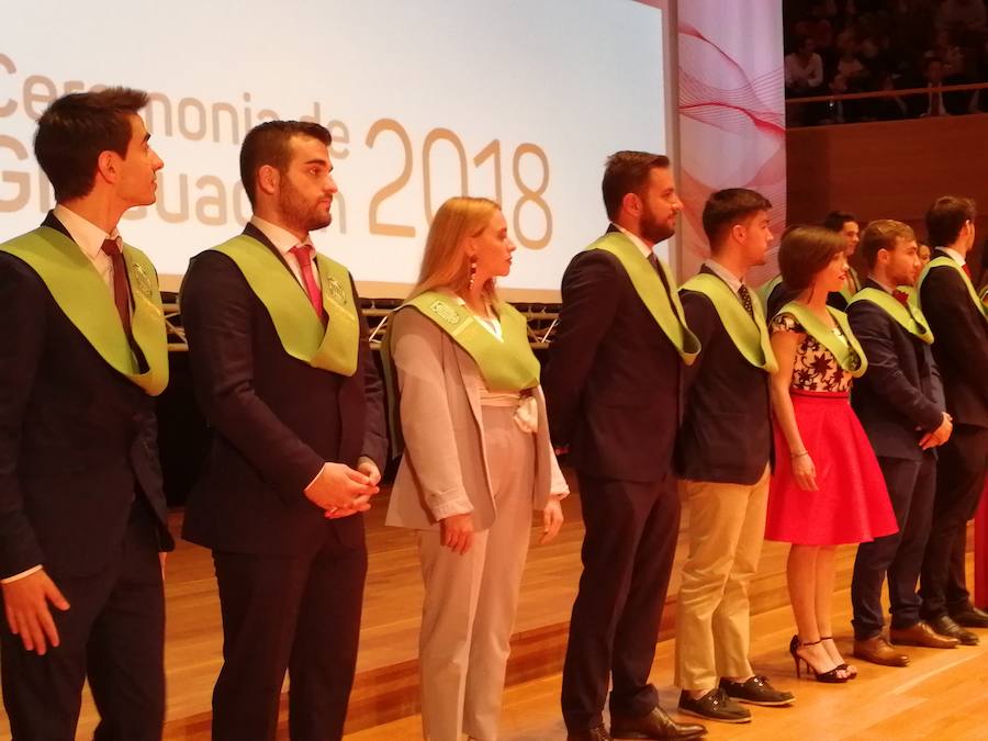 318 estudiantes de 17 titulaciones entre Grados y Másteres de la Universidad Europea Miguel de Cervantes (UEMC) de Valladolid, vivieron ayer con emoción la ceremonia de graduación. 