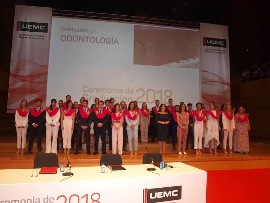 318 estudiantes de 17 titulaciones entre Grados y Másteres de la Universidad Europea Miguel de Cervantes (UEMC) de Valladolid, vivieron ayer con emoción la ceremonia de graduación. 