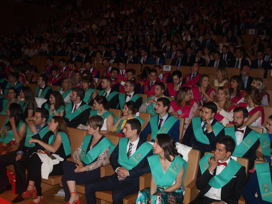 318 estudiantes de 17 titulaciones entre Grados y Másteres de la Universidad Europea Miguel de Cervantes (UEMC) de Valladolid, vivieron ayer con emoción la ceremonia de graduación. 
