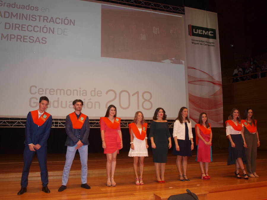 318 estudiantes de 17 titulaciones entre Grados y Másteres de la Universidad Europea Miguel de Cervantes (UEMC) de Valladolid, vivieron ayer con emoción la ceremonia de graduación. 