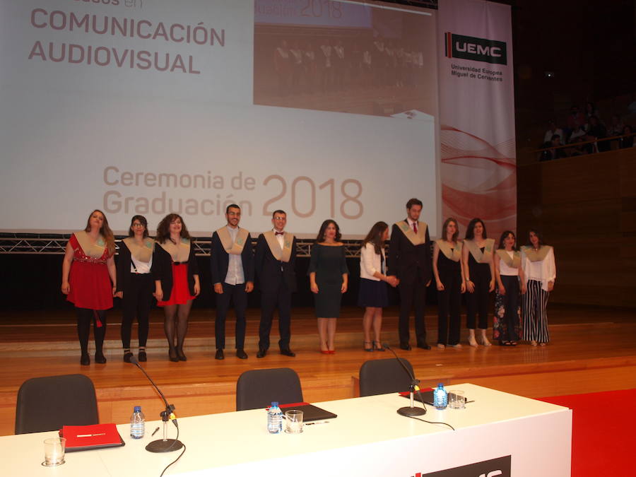 318 estudiantes de 17 titulaciones entre Grados y Másteres de la Universidad Europea Miguel de Cervantes (UEMC) de Valladolid, vivieron ayer con emoción la ceremonia de graduación. 