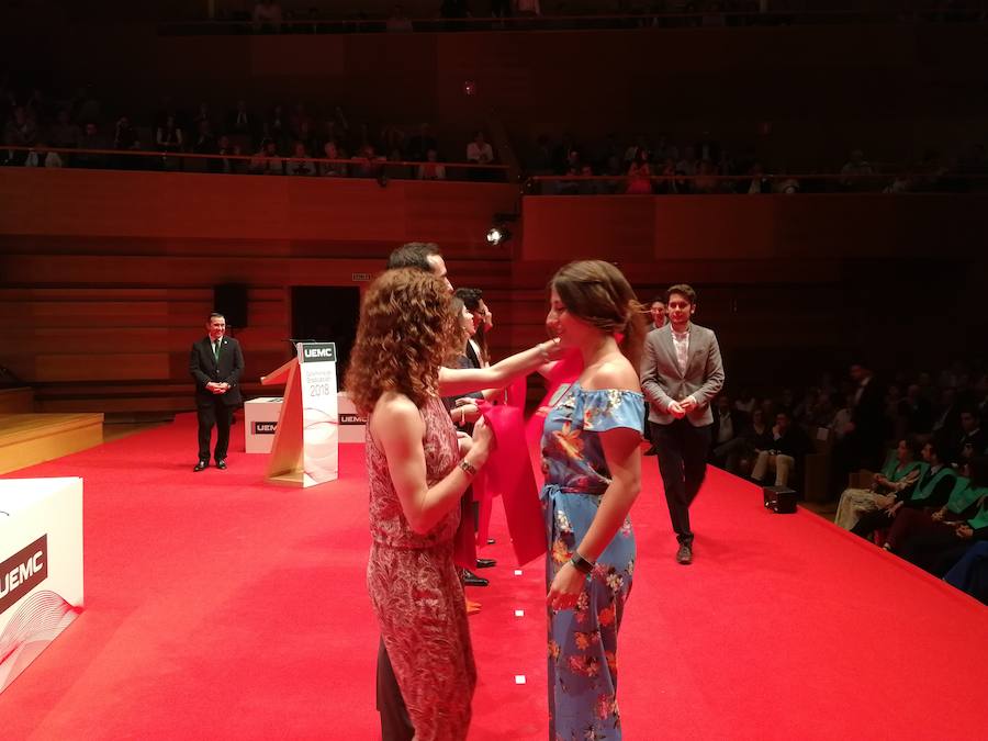 318 estudiantes de 17 titulaciones entre Grados y Másteres de la Universidad Europea Miguel de Cervantes (UEMC) de Valladolid, vivieron ayer con emoción la ceremonia de graduación. 