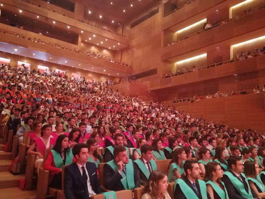 318 estudiantes de 17 titulaciones entre Grados y Másteres de la Universidad Europea Miguel de Cervantes (UEMC) de Valladolid, vivieron ayer con emoción la ceremonia de graduación. 