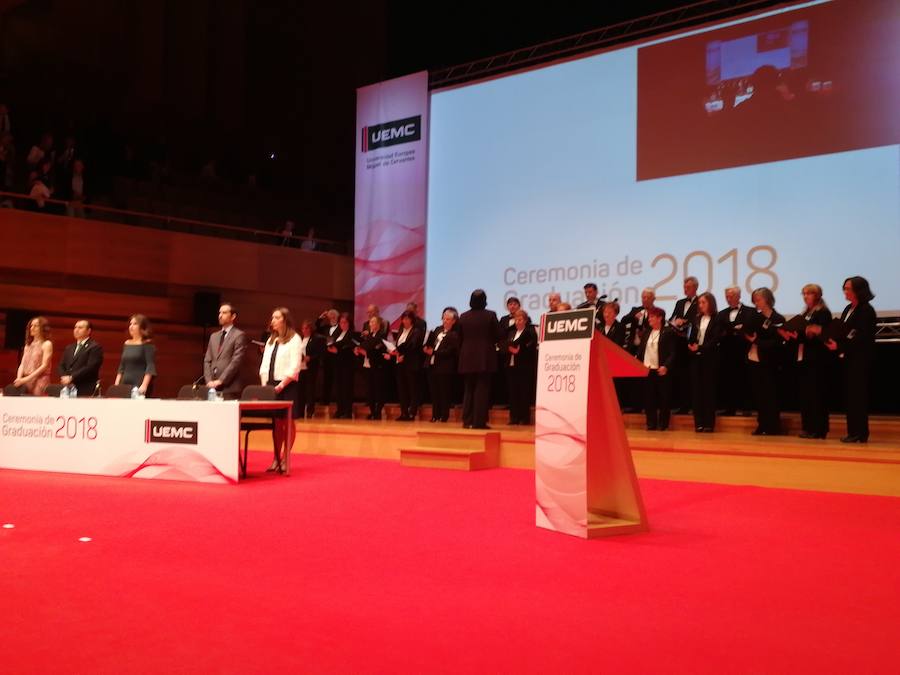 318 estudiantes de 17 titulaciones entre Grados y Másteres de la Universidad Europea Miguel de Cervantes (UEMC) de Valladolid, vivieron ayer con emoción la ceremonia de graduación. 