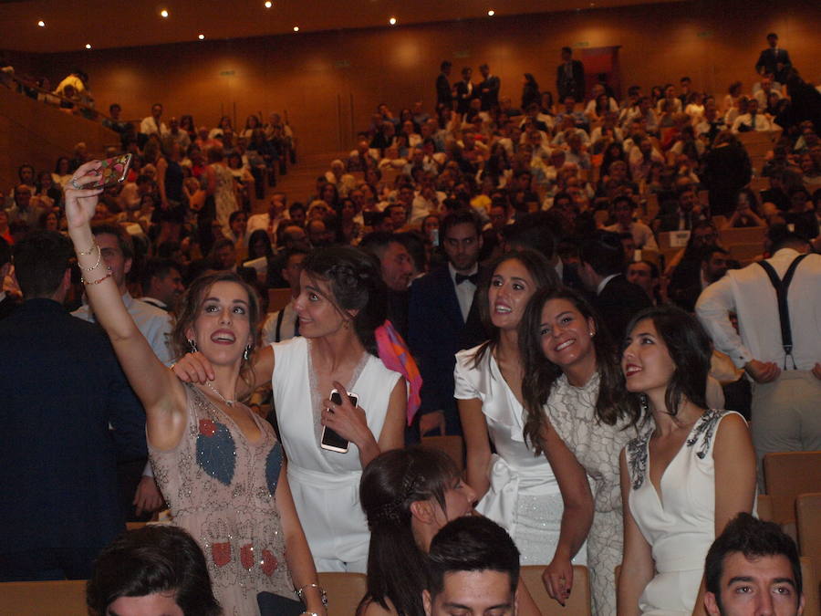 318 estudiantes de 17 titulaciones entre Grados y Másteres de la Universidad Europea Miguel de Cervantes (UEMC) de Valladolid, vivieron ayer con emoción la ceremonia de graduación. 