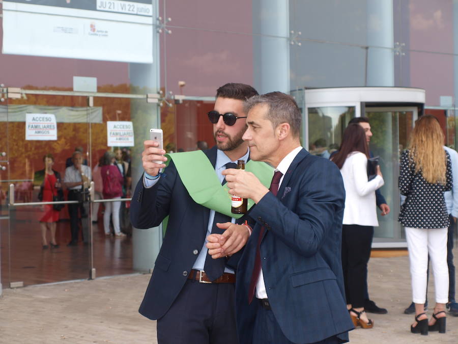 318 estudiantes de 17 titulaciones entre Grados y Másteres de la Universidad Europea Miguel de Cervantes (UEMC) de Valladolid, vivieron ayer con emoción la ceremonia de graduación. 