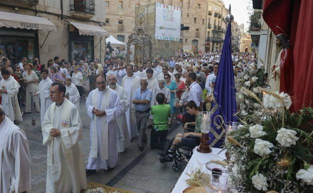 El paso de la custodia, en la procesión del Corpus del año pasado.